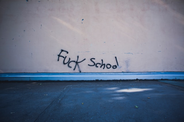 Надпись на белой стене