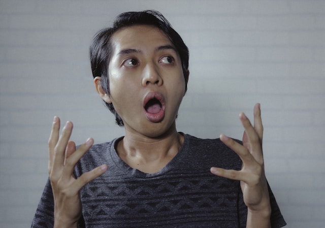 Шокированный мужчина